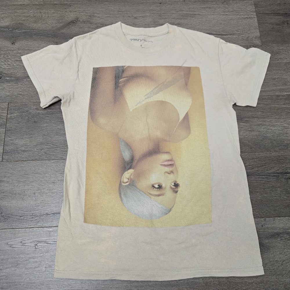 Ariana Grande Short Sleeve Graphic Tee Size Small